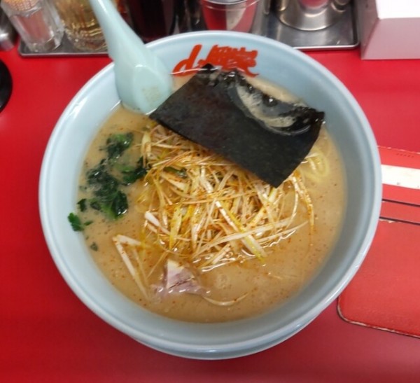 「醤油ピリネギ中盛960円」@ラーメン山岡家 山形西田店の写真