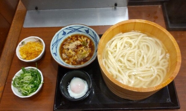 「釜揚げうどん 特盛 330円 ・豚肉 つけ汁360円」@丸亀製麺 山形店の写真