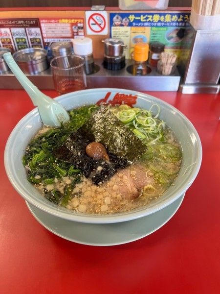 「朝ラー中盛　ほうれん草　薬味ネギ」@山岡家 越谷レイクタウン店の写真