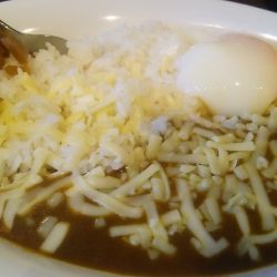 チーズカレー 550円＋温泉タマゴ 150円