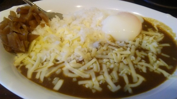 「チーズカレー 550円＋温泉タマゴ 150円」@カレー 花一の写真