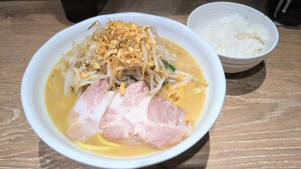 「味噌カレーラーメン(大)＋ライス(サービス)」@花木流味噌  藤沢店の写真