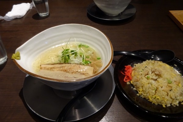 「鯛塩ラーメン＋ランチ半チャーハン」@麺屋 軌跡 本店の写真