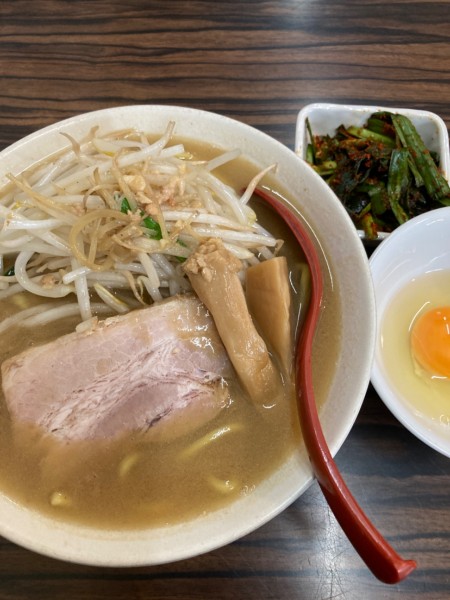「味噌ラーメン、ニラ辛、生玉子」@味噌麺処 花道庵の写真