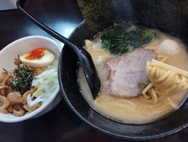 「醤油ラーメン並(かため)(800)＋鶏皮丼(300)」@ラーメン 西輝家の写真