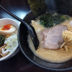 醤油ラーメン並(かため)(800)＋鶏皮丼(300)