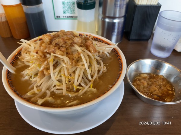 「ラーメンニンニクアブラお腹すいてます」@顎で喰らえ ラウンドワン草加店の写真