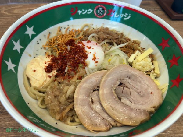 「豚マシまぜそば並盛(990円)全増し」@ジャンクガレッジ 加須店の写真