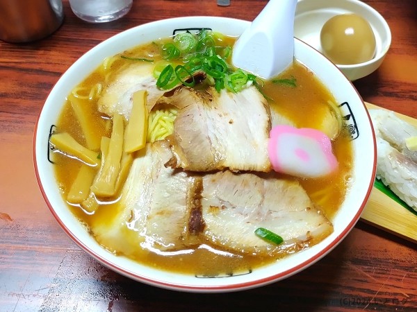 「特製大盛中華そば（＋味付煮玉子）」@井出商店の写真