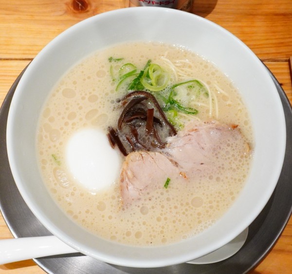 「煮玉子入り原点のラーメン＋ビール」@一風堂1994の写真