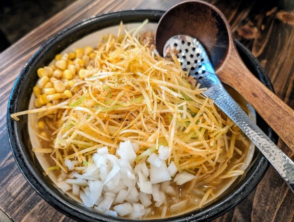 「赤ねぎラーメン990円」@味噌ラーメン専門店 日月堂 浦和さいど店の写真