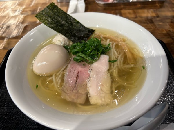「黒薩摩塩1000円、くずれ味玉50円」@特級鶏蕎麦 龍介 PLAY atre TSUCHIURA店の写真