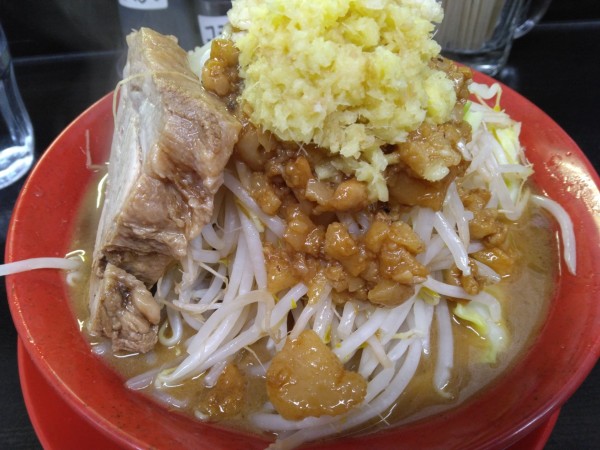 「ラーメン950円選択太麺、にんにくショウガ肉カスハイパー」@僕との麺の写真