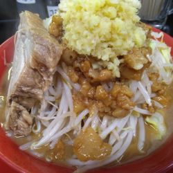 ラーメン950円選択太麺、にんにくショウガ肉カスハイパー
