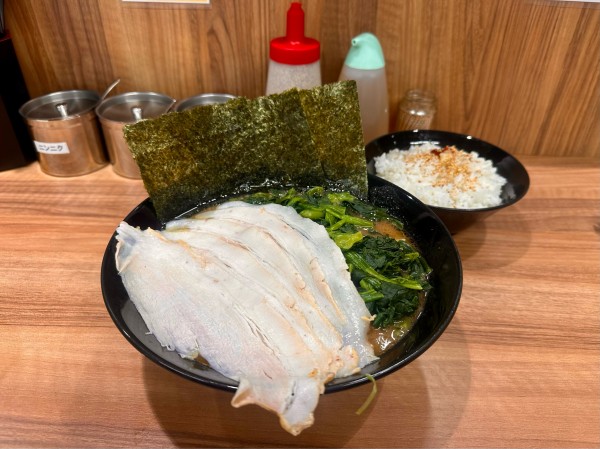 「チャーシューメン中盛+ほうれん草」@横浜ラーメン 響家の写真