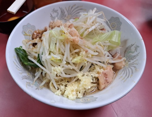 「汁なし小(麺少目)+豚増+生卵」@ラーメン二郎 環七一之江店の写真