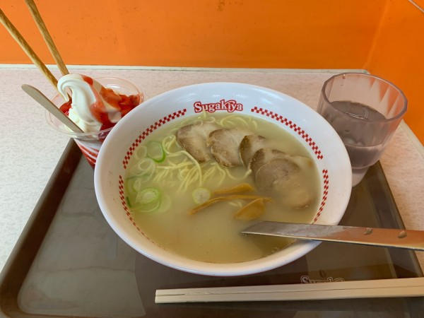 「肉入ラーメン390円×サンデーセット」@スガキヤ 大須店の写真