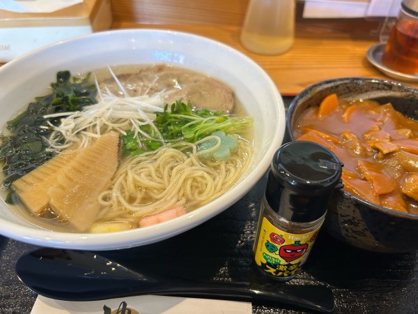 「焼き筍とわかめの貝だしラーメン950円、お茶碗カレー440円」@麺酒 ゆうの写真