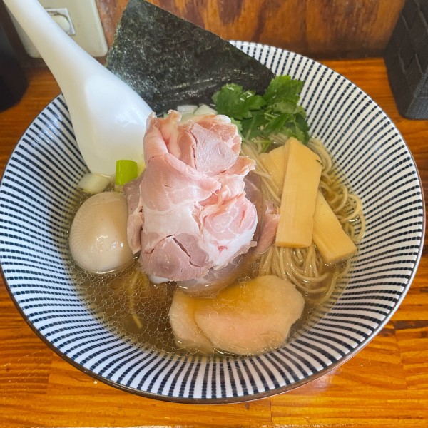 「煮干しそば白醤油特製+いわしそば」@中華そば よしかわの写真