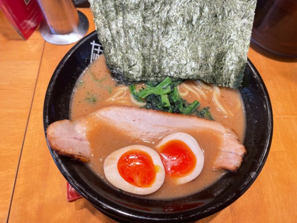 「特製らーめん」@横浜家系ラーメン 辻田家 小山本店の写真