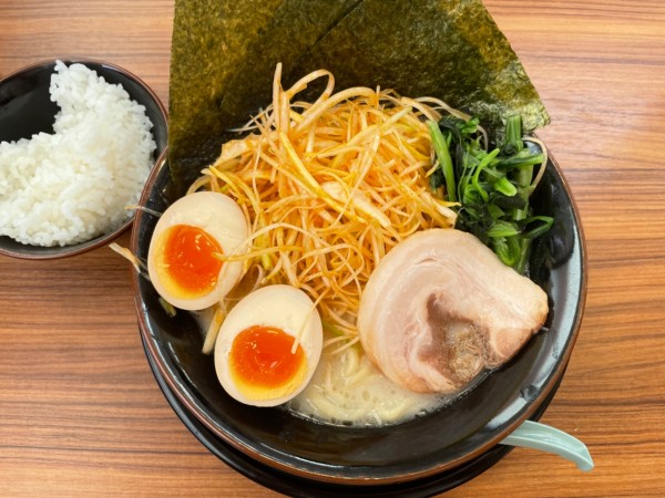 「ネギラーメン＋味玉」@横浜家系ラーメン 壱角家 小山雨ヶ谷店の写真