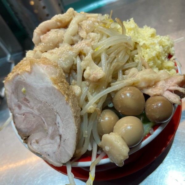 「まるじろう（300g）＋野菜マシ＋うずらの卵5個『コール』硬め、」@箕輪家 中野旗艦店の写真