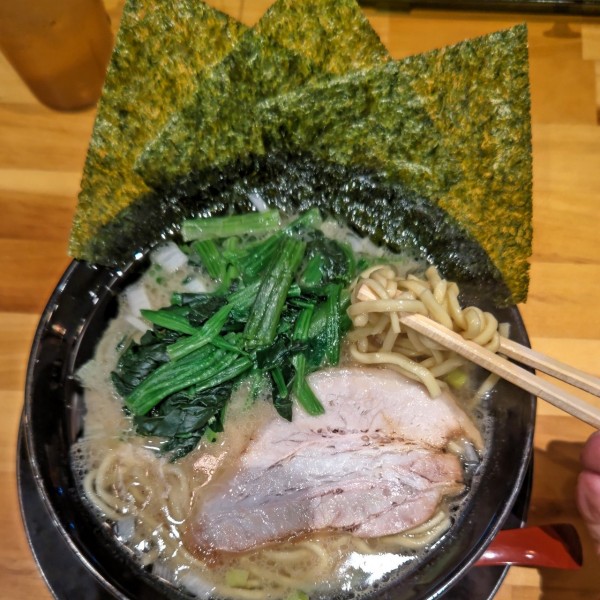 「醤油ラーメン(820円)＋ほうれん草(無料)」@横浜家系ラーメン 飛龍家の写真