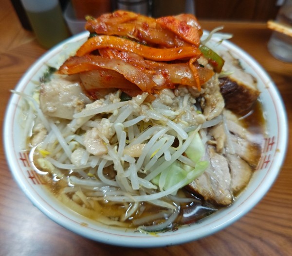 「ラーメン（ニンニクマシヤサイアブラカラメ）+玉ネギキムチ」@ラーメン二郎 亀戸店の写真
