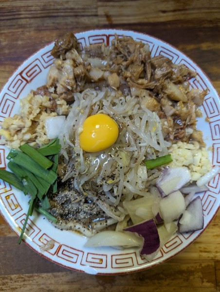 「汁なしラーメン登戸仕様ミニ+(C) シークワーサー+たまねぎ」@蓮爾 新町一丁目店の写真