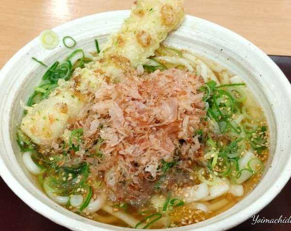 「ごま香る九条ねぎうどん（700円）、ちくわ磯辺揚げ（140円」@つるこし 静岡SA上り線店の写真