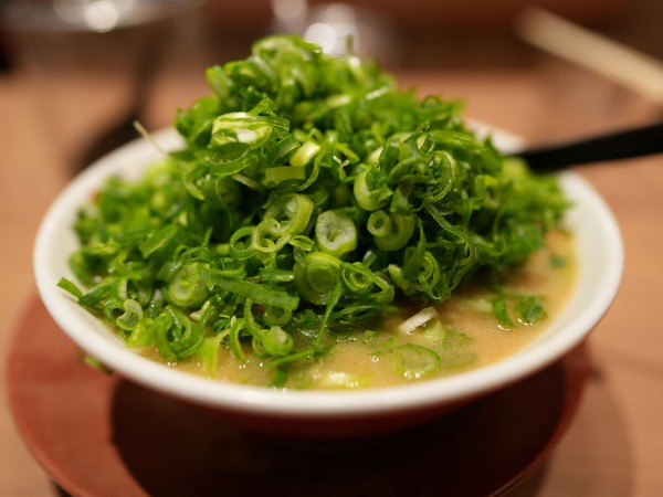 「ラーメン 並 麺硬め＋ネギ」@ラーメン横綱 阪急三番街店の写真