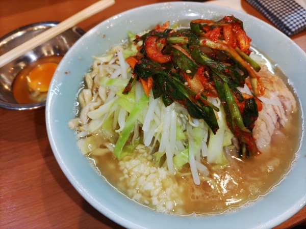 「小ラーメン（麺半分ブタ1枚ニンニク少なめ） ニラキムチ 生卵」@ラーメンBoo Boo太郎。の写真