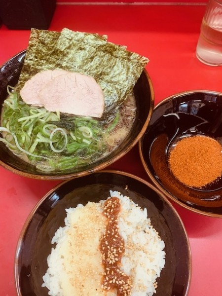 「得ラーメン（並）800円 激辛50円 無料ライス」@横浜ラーメン 武蔵家 北千住西口店の写真