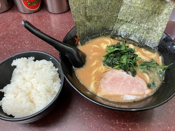 「ラーメン（650円）＋ライス（ランチタイムのため無料）」@せい家 五反野店の写真
