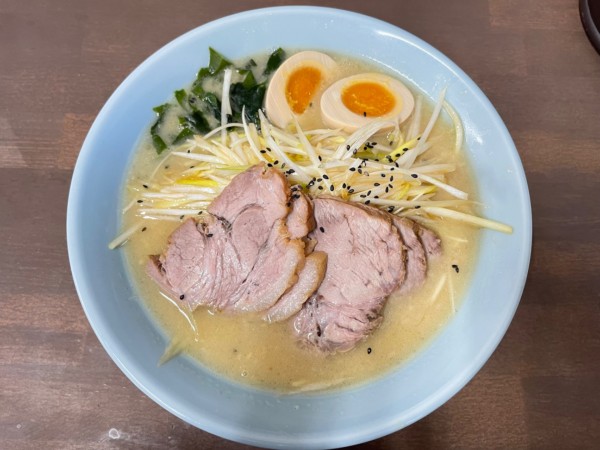 「白味噌ネギチャーシュー麺＋味玉」@NEWラーメンショップR4の写真
