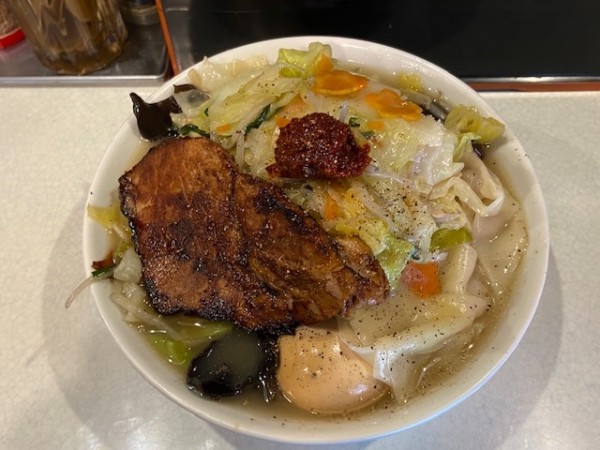 「半赤玉たんめん（太麺）＋チャーシュー・ワンタン・くんせい玉子」@麺処 まるよし商店の写真