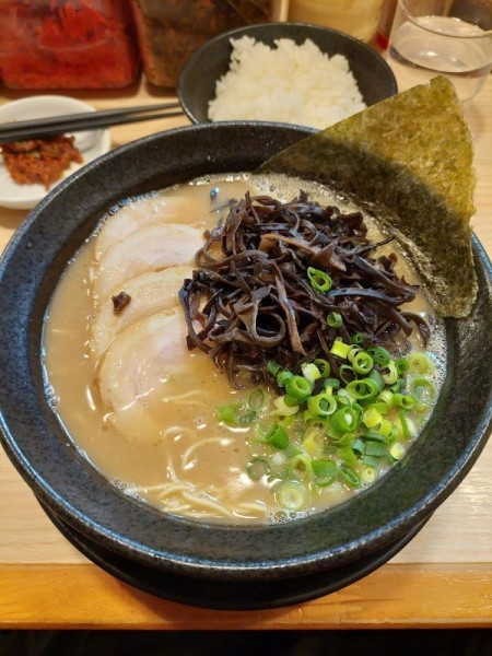 「チャーシューメン＋キクラゲ＋赤辛味」@九州とんこつらーめん ひらさわの写真