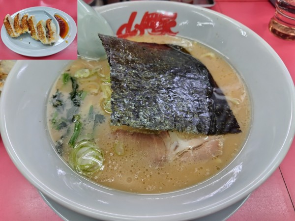 「醤油ラーメン　：かため＆油おおめ　＋特製ギョーザ：サービス」@山岡家 松本店の写真