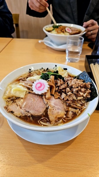 「ワンタンメン大盛り＋バラチャーシュー」@らーめん良二の写真