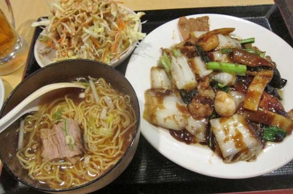 「醤油半ラーメンその他のセット　450円」@花彫酒家の写真