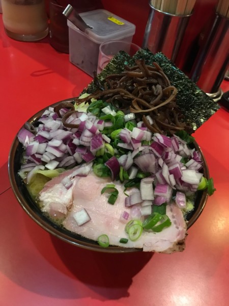 「ラーメン＋キャベツ＋九条ねぎ＋むらさきたまねぎW 千円」@どんとこい家の写真