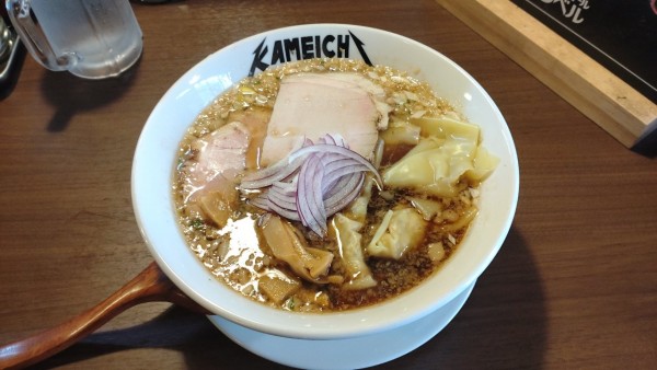 「ギッタリらーめん＋わんたん」@麺割烹 亀壱の写真