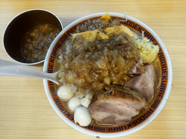 「ラーメン（豚2枚）・チーズ・うずら5コ」@麺屋 顎で喰らえの写真