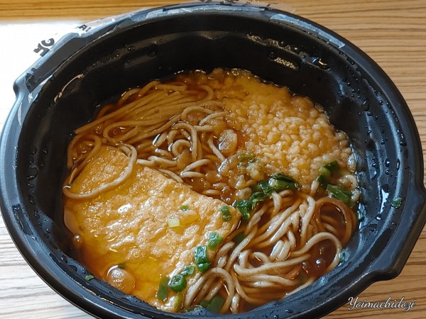「たぬきつねそば（600円）」@セルフ駅そば 上野常磐ホーム店の写真