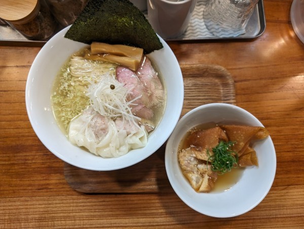 「栃木軍鶏わんたん塩そば~揚げわんたんの煮干しスープ添え~」@アメノオトの写真