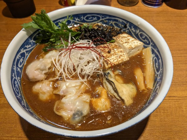「牡蠣の赤出汁わんたん麺」@寿製麺よしかわ 川越店の写真