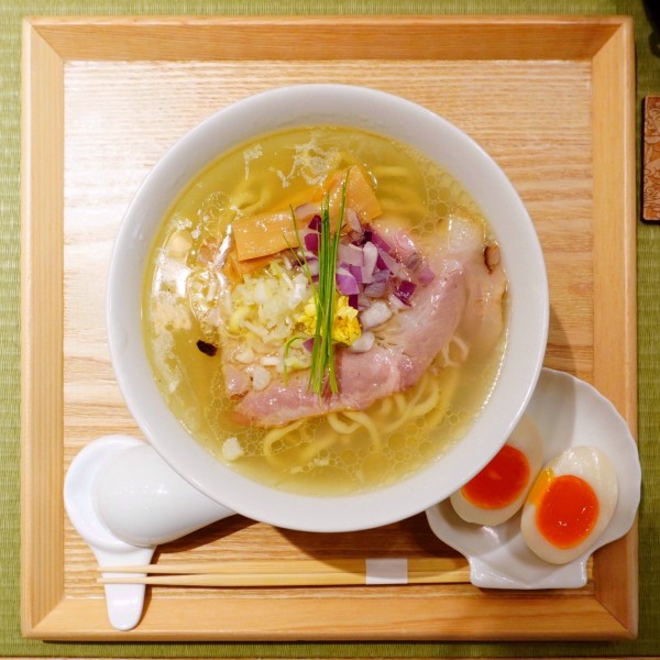 「貝出汁らぁ麺（塩）＋貝味玉＋生ビール」@らぁ麺 牡蠣と貝の写真