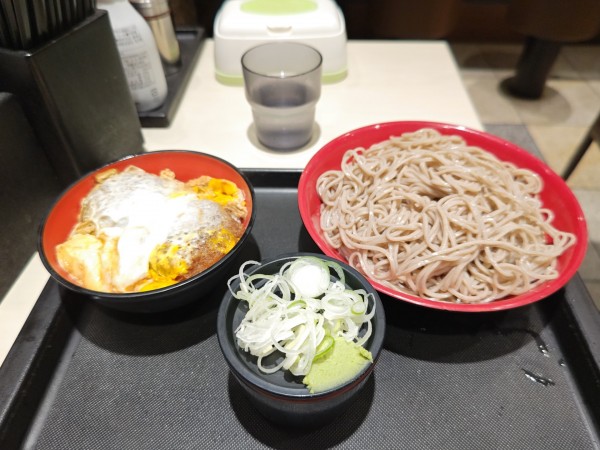 「もりそば（ミニひれかつ丼セット）大盛」@名代 富士そば 飯田橋駅前店の写真