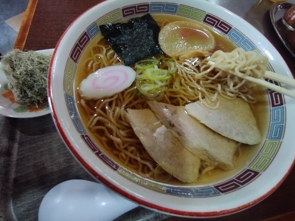 「中華そばしょうゆ並盛(800)+とろろ昆布(100)」@支那そば 伊藤の写真