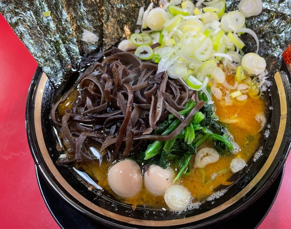 「ラーメン＋のり＋きくらげ＋薬味ねぎ」@家系ラーメン とらきち家の写真